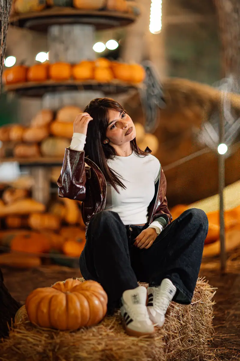 Ragazza in posa tra zucche