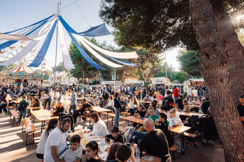 Tavolate piene all’Oktoberfest, di giorno