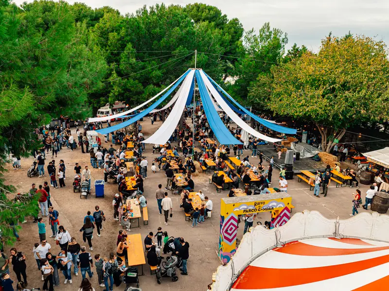 Vista dall’alto: tendone Oktoberfest con tavolate