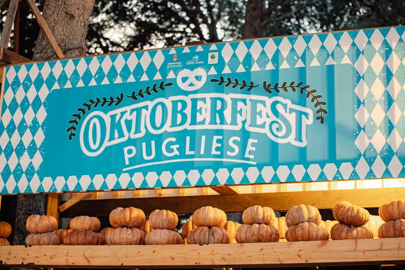 Insegna Oktoberfest Pugliese con zucche