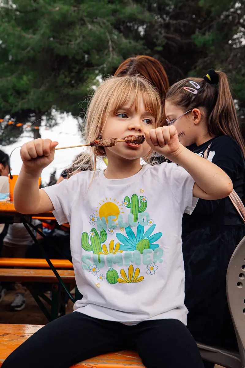 Bambina mangia spiedino
