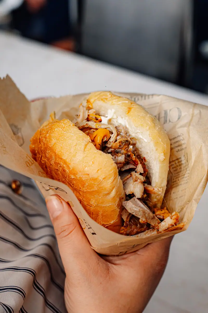 Panino farcito in mano