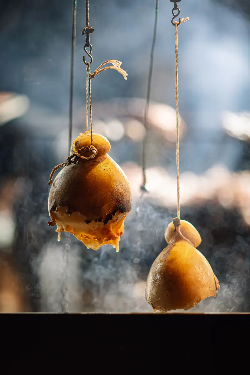 Caciocavalli appesi nel fumo