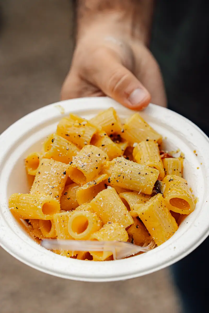 Ciotola di rigatoni in mano