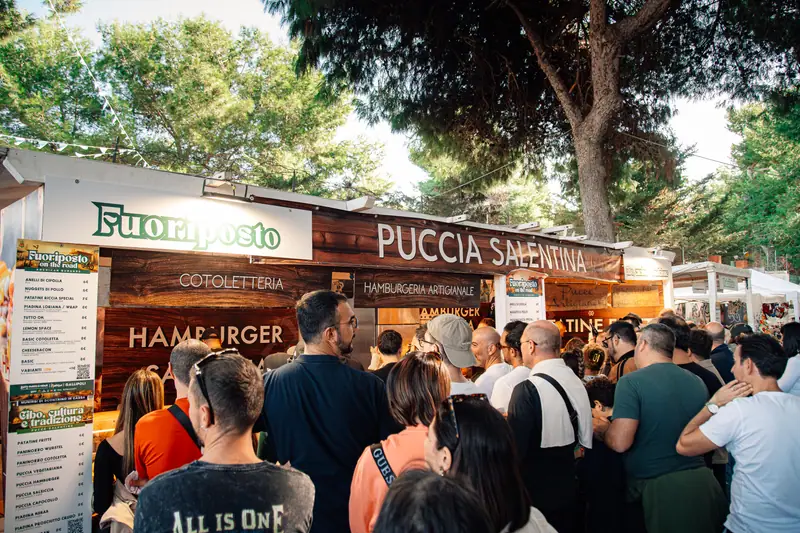 Folla allo stand Puccia Salentina