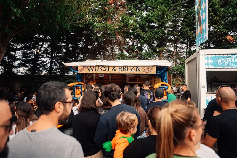 Fila allo stand Wurst e Brezn