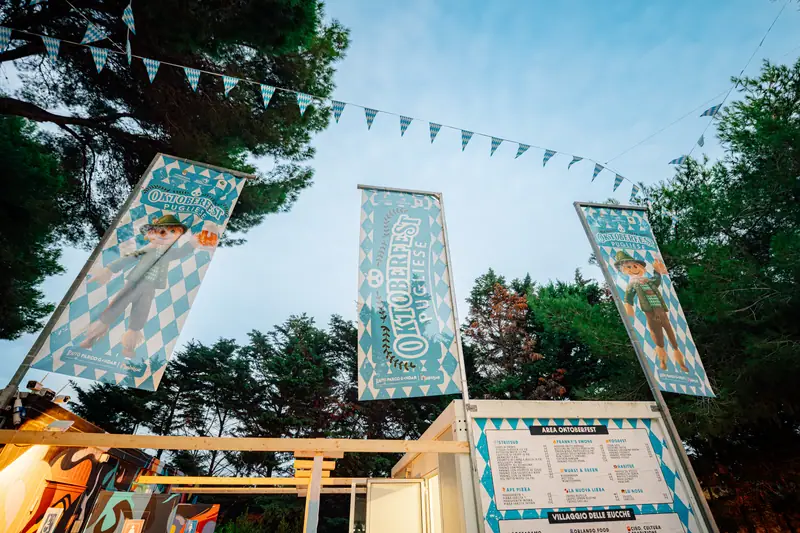 Stendardi Oktoberfest dal basso, cielo