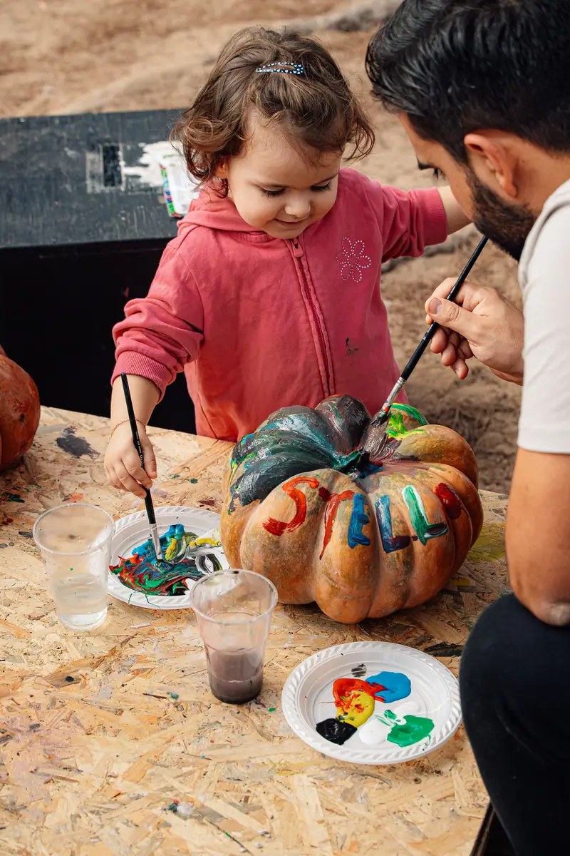 Bimba dipinge zucca con il papà