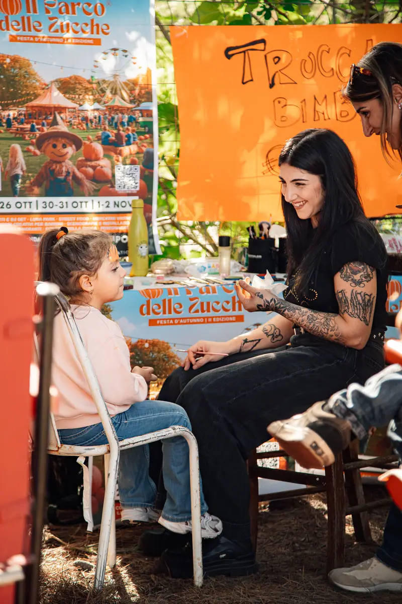 Truccabimbi con bimba sorridente
