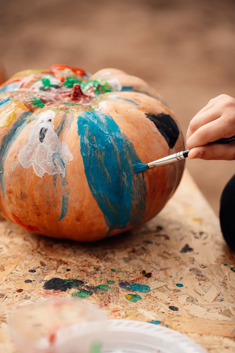 Pennello dipinge zucca, dettaglio colori