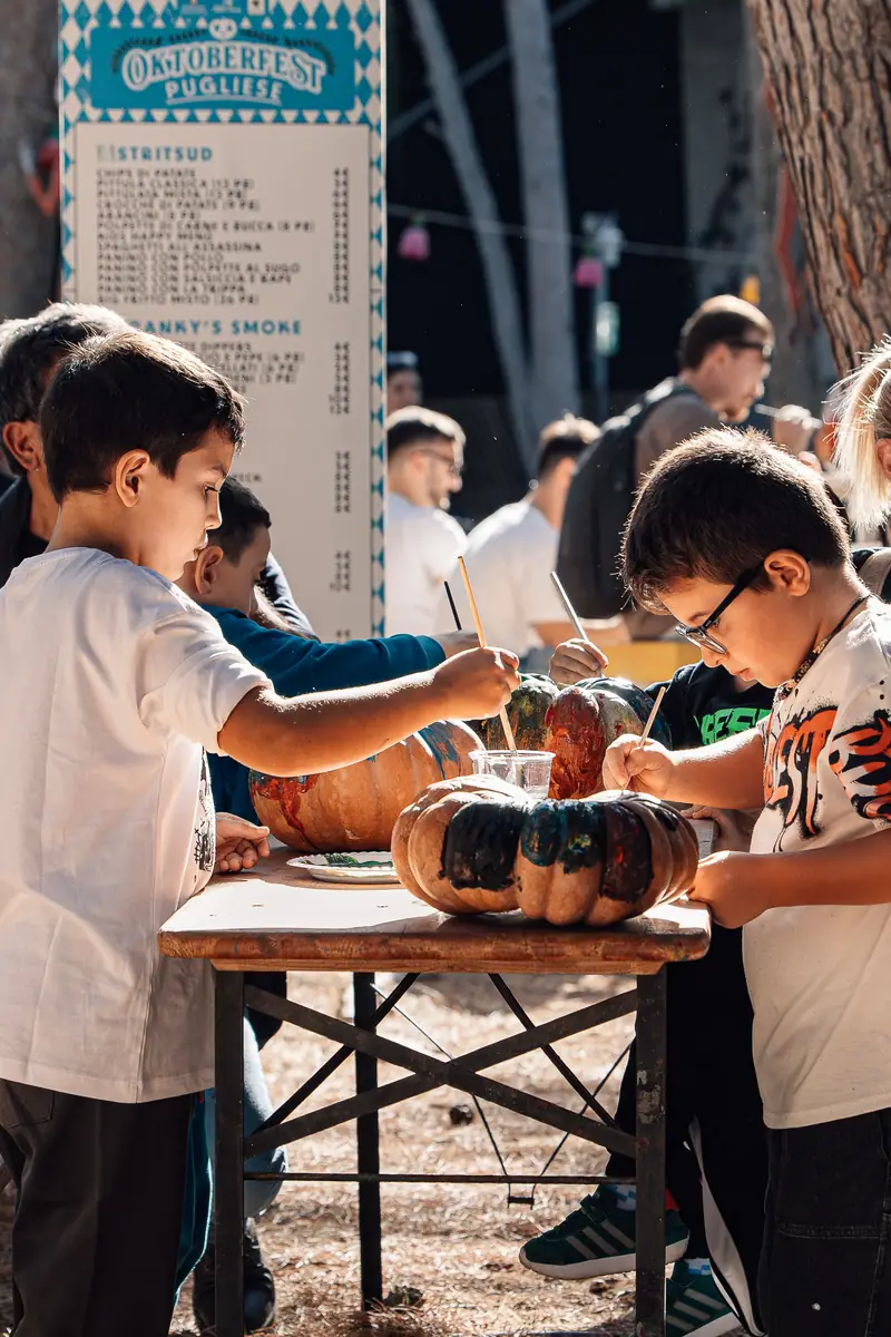 Bambini dipingono zucche al tavolo