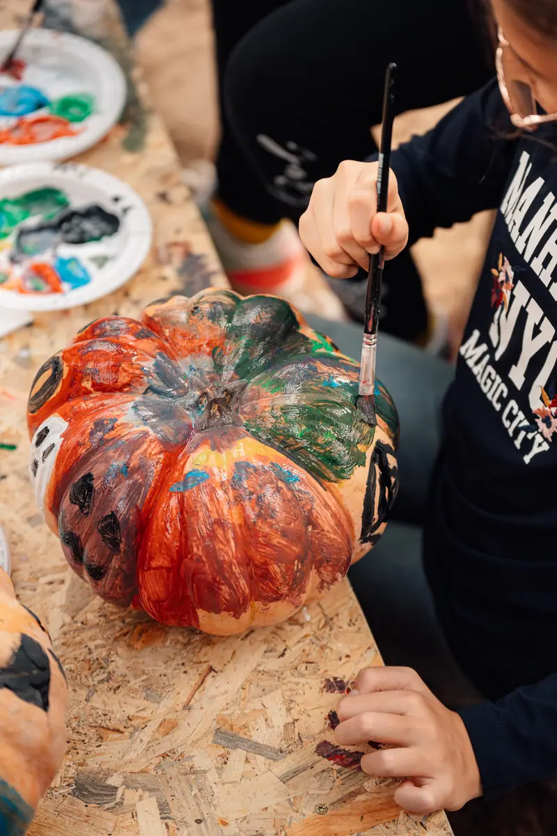 Zucca multicolore dipinta da bambino