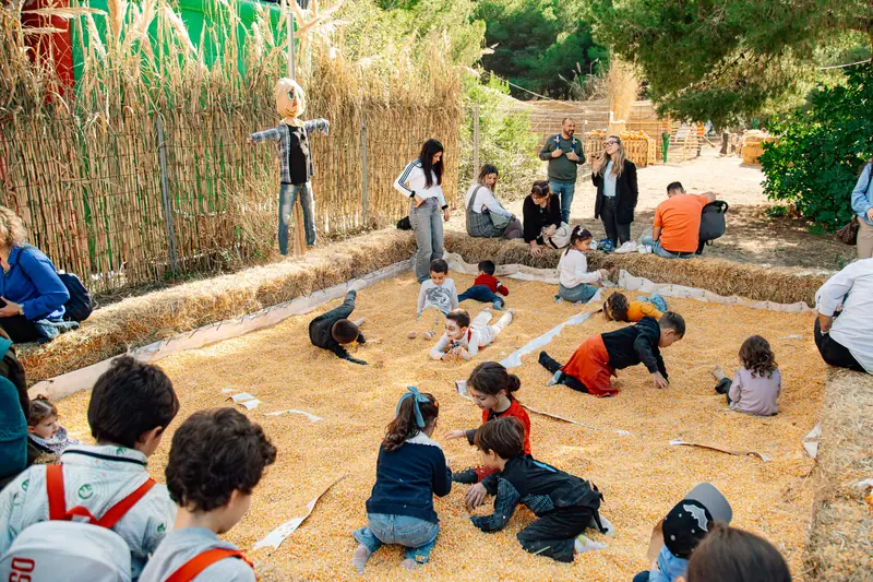 Panoramica vasca mais piena di bambini