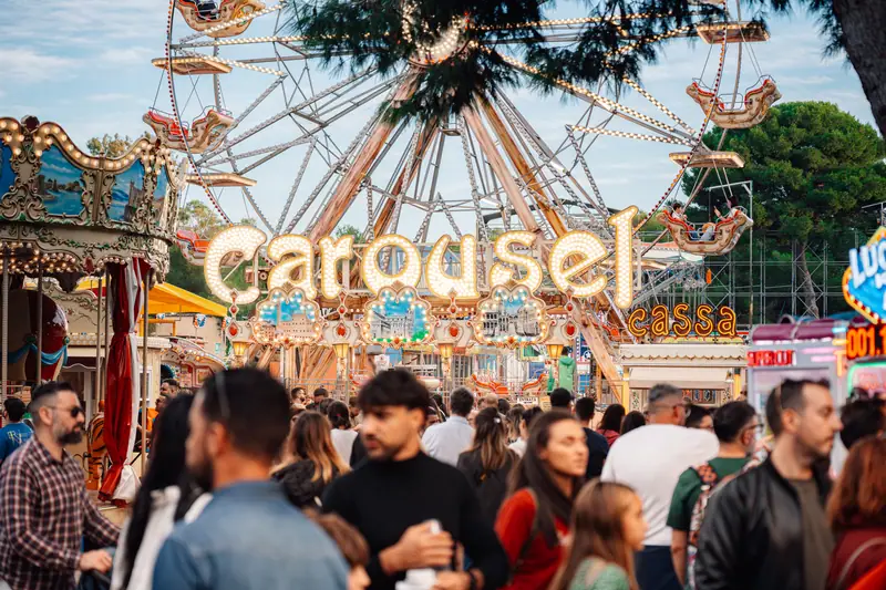 Insegna Carousel e ruota, folla