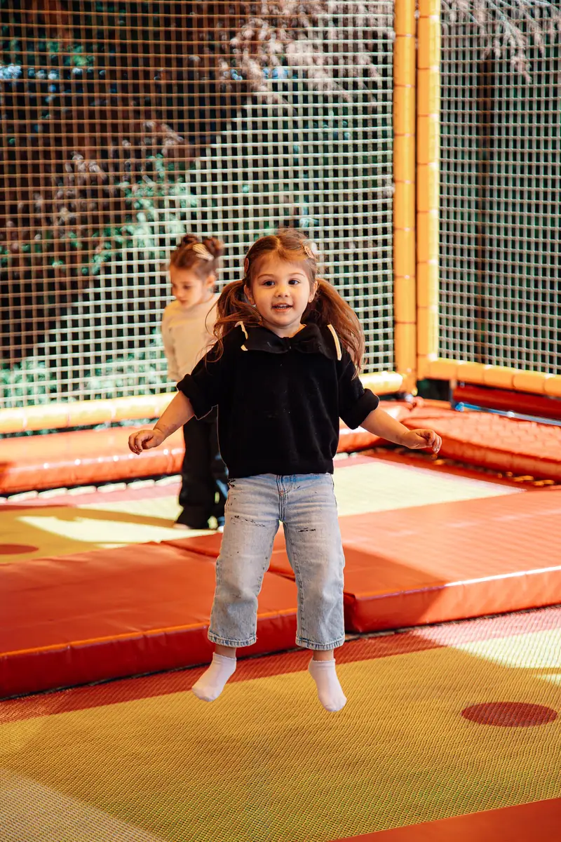 Bimba felice sul tappeto elastico