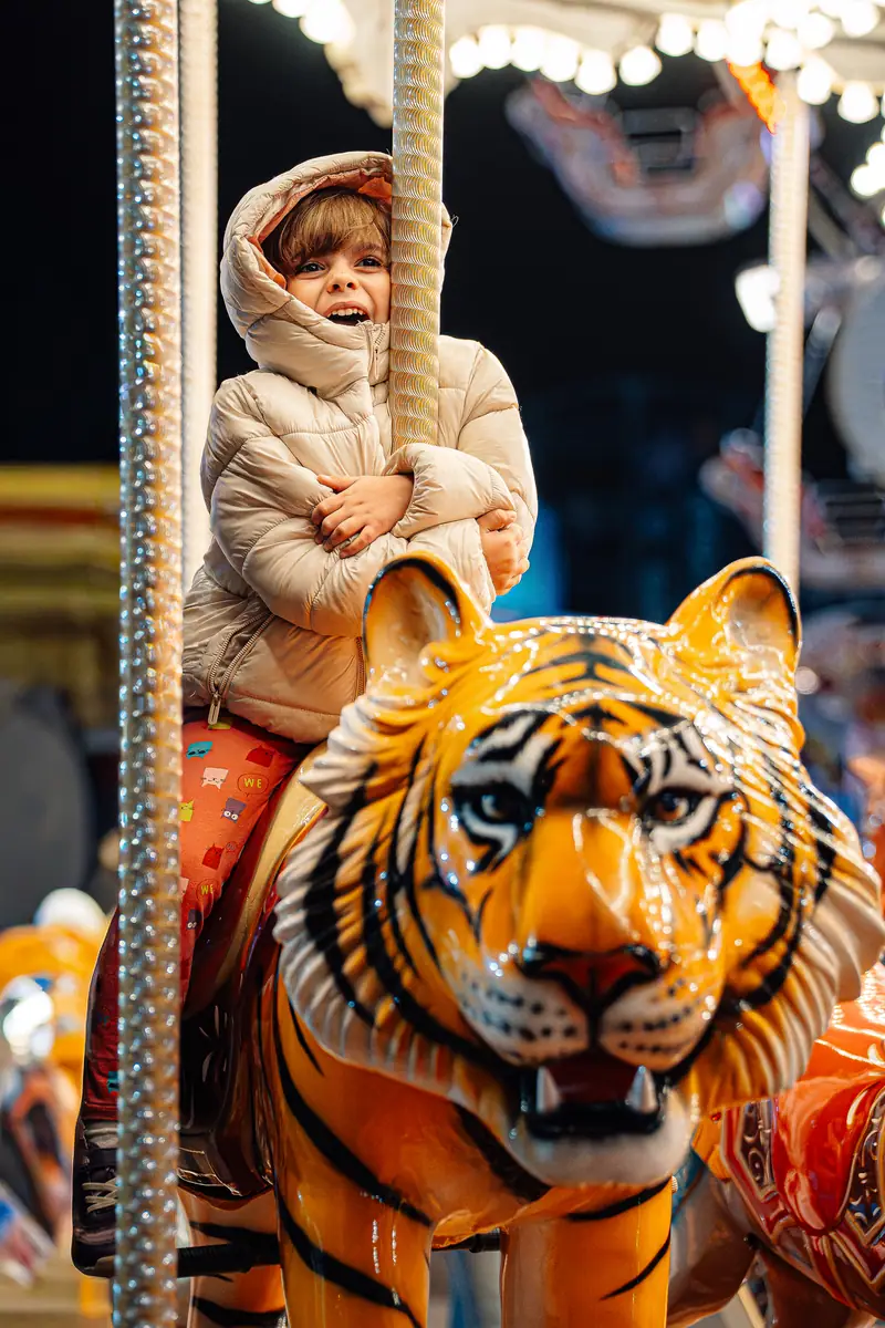 Bimbo con cappuccio su tigre