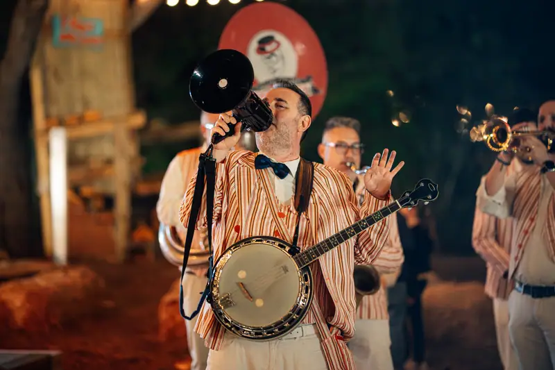 Suonatore banjo con megafono, festoso