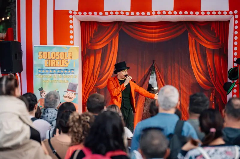 Spettacolo circo, tenda rossa e pubblico