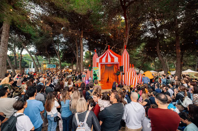 Grande folla davanti al tendone circo