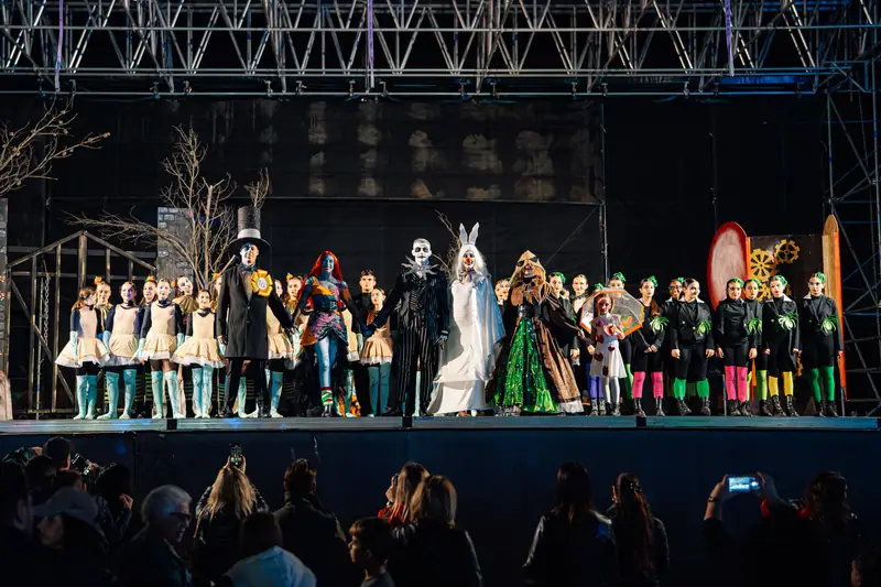 Saluto finale intero cast, pubblico