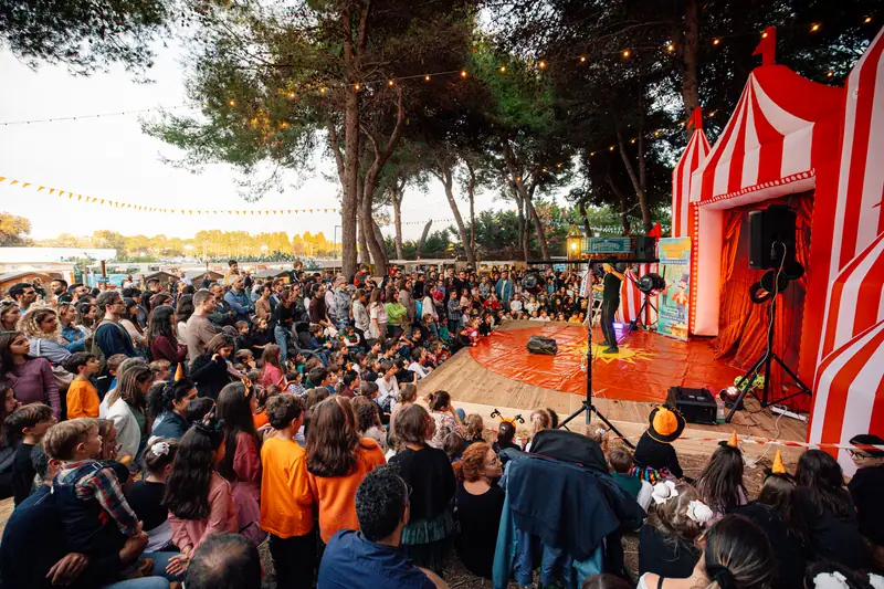 Folla attorno al palco del circo